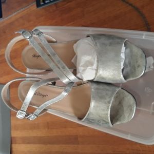 Angel Steps Matalic Sandals Sz 9M NWOT